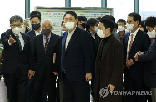 윤석열 대선 후보가 29일 오후 대전 대덕연구단지 내 한국원자력연구원을 방문해 소형모듈원자로(SMR) 관련 시설을 둘러보고 있다. <연합뉴스>